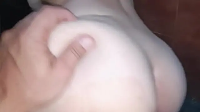 I penetrate my girlfriend while she takes a bath and allows me to film her