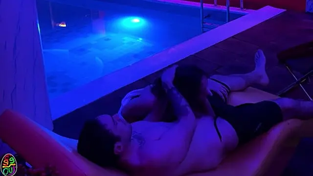 Ricca viziata scopre un uomo in piscina e lo invita in webcam per farsi penetrare il culo - DIAL ITA