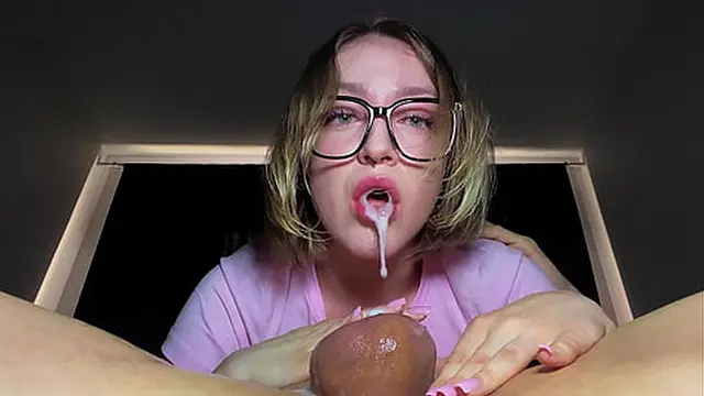 The cock fills her mouth until it reaches THROATPIE