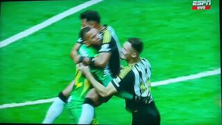 Portero de Equipo Brasilero VACUNA a Pequeña Venezolana (creo)