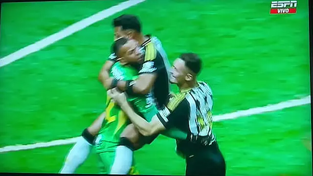 Portero de Equipo Brasilero VACUNA a Pequeña Venezolana (creo)