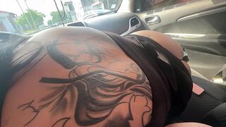Oral sex in the car, I roll down the windows so everyone can see her giving head and her big ass - Mamiimaldii