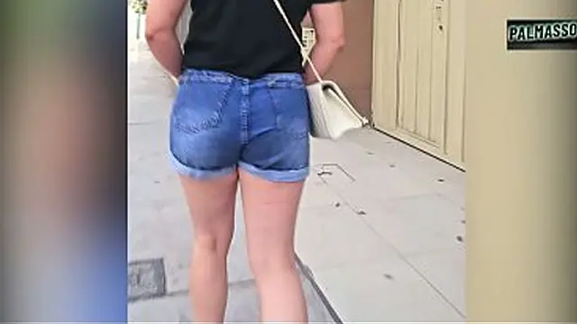 Quick sex for money at Christmas: On the street, a lady is caught and agrees to have sex in exchange for cash to buy Christmas gifts.